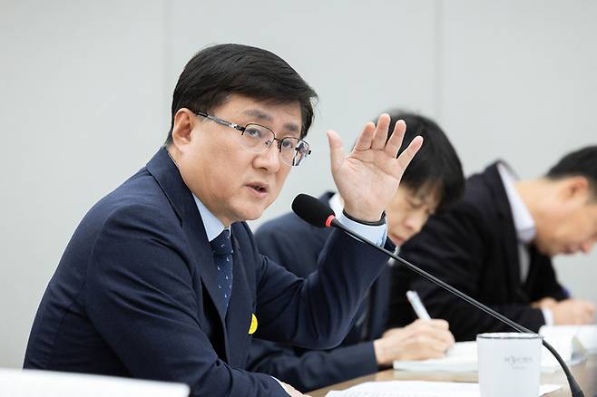 김성환 기후에너지환경부 장관이 14일 정부세종청사에서 열린 기후에너지환경부 환경분야 산하기관 업무보고에서 발언하고 있다. 2026.1.14 [기후에너지환경부 제공. 재판매 및 DB 금지] 연합뉴스.