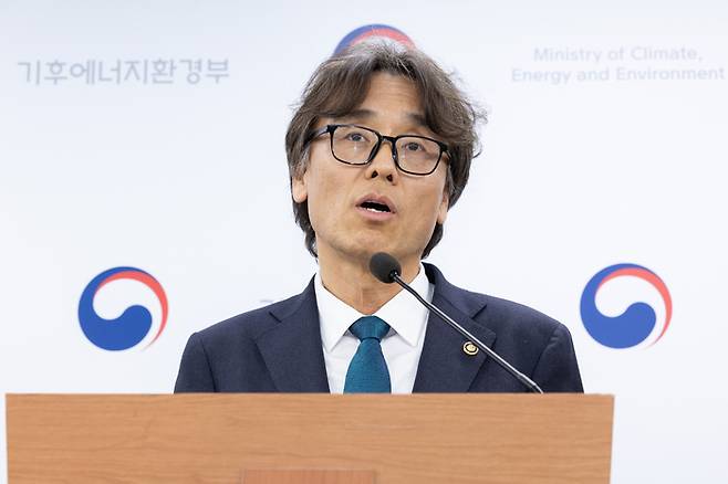 금한승 기후에너지환경부 1차관이 14일 세종시 정부세종청사에서 열린 기후부 환경분야 산하기관 업무보고 결과에 대해 브리핑하고 있다. 사진 출처 : 기후부