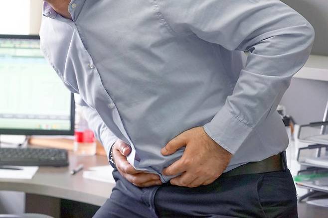 크론병은 입에서 항문까지 위장관 어디서나 발생할 수 있는 만성 염증성 장질환이다. 주로 소장과 대장에 나타나며, 증상이 악화되는 급성기와 증상이 거의 없는 관해기가 반복되는 것이 특징이다. 정상적인 생활이 어려울 만큼 잦은 복통과 설사가 한 달 이상 지속되고, 치루 등 항문 질환이 동반한 경우 크론병을 의심할 수 있다. /게티이미지뱅크