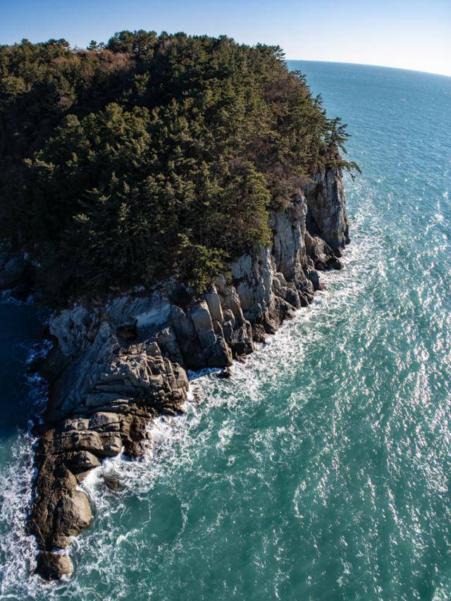 전남 여수시 금오도 함구미항 인근 해안 단애에 파도가 몰아치고 있다.