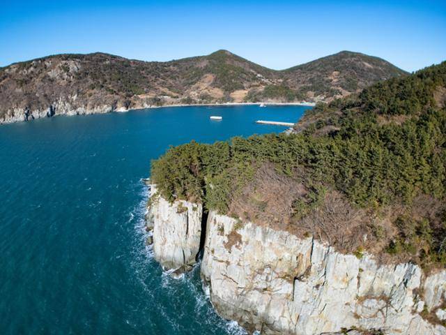 금오도 직포항 인근 해안 단애에 깊은 골이 보인다.