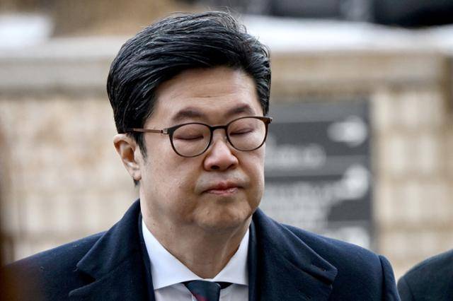 '홈플러스 사태' 관련 1,000억 원대 사기 혐의를 받는 김병주 MBK파트너스 회장이 구속 전 피의자 심문(영장실질심사)을 위해 13일 서울 서초구 서울중앙지법에 들어서고 있다. 하상윤 기자