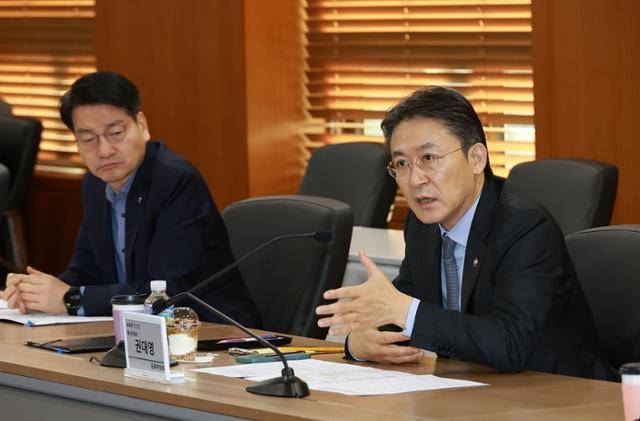 권대영(오른쪽) 증권선물위원장이 14일 서울 여의도 한국거래소에서 열린 주가조작 근절 합동대응반 확대방안 검토회의에서 발언하고 있다. 금융위원회 제공