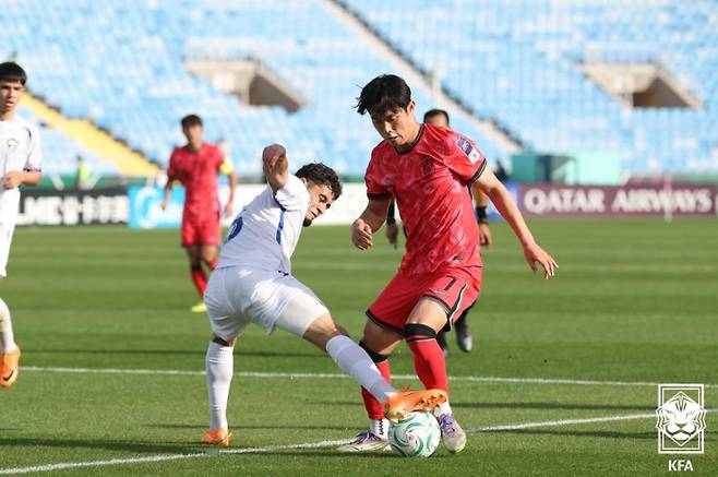 13일 우즈베키스탄과의 2026 AFC U-23 아시안컵 조별리그 3차전에 볼 다툼을 벌이는 한국 대표팀. 사진=대한축구협회