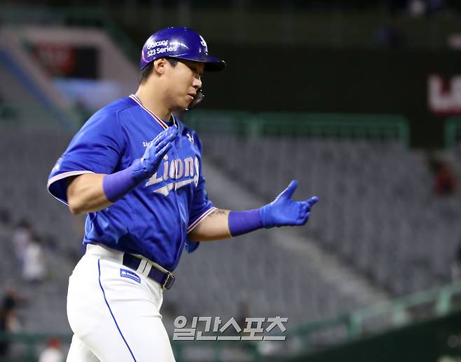 2023 KBO 프로야구 SSG 랜더스와 삼성 라이온즈의 경기가 31일 오후 인천SSG랜더스필드에서 열렸다. 7회초 무사 김동엽이 솔로홈런을 치고 박수를 치며 1루로 달려나가고 있다. 인천=김민규 기자 /2023.05.31/