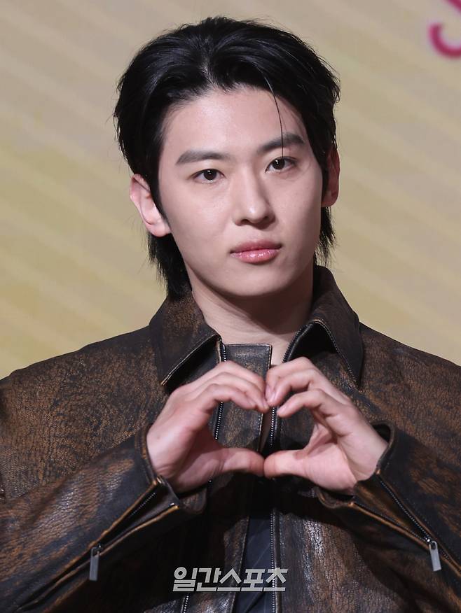 방송인 덱스가 14일 오전 서울 마포구 호텔 나루 서울 엠갤러리에서 열린 넷플릭스 예능 시리즈 '솔리지옥 시즌5' 제작발표회에 참석해 포토타임을 갖고 있다. '솔로지옥 시즌5'는 커플이 되어야만 나갈 수 있는 외딴 섬, ‘지옥도’에서 펼쳐질 솔로들의 솔직하고 화끈한 데이팅 리얼리티쇼. 오는 20일 공개. 서병수 기자 qudtn@edaily.co.kr /2026.01.14/