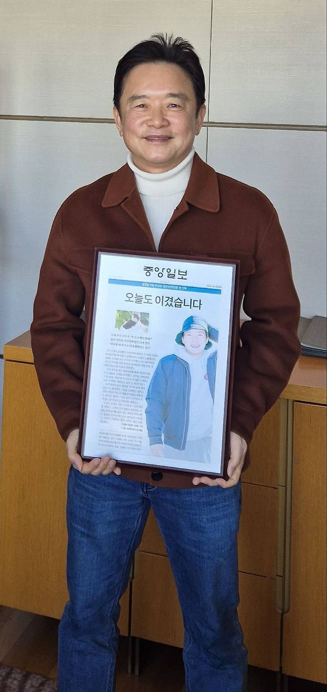 1월 7일 서울의 한 식당에서 취재팀과 만난 남경필 전 경기도지사가 아들 주성씨의 기사가 실린 중앙일보 2025년 12월 25일자 1면의 동판을 들어 보이며 기뻐하고 있다. 최은경 기자
