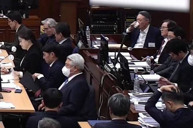 윤석열 전 대통령이 13일 오후 서울 서초구 서울중앙지방법원에서 진행된 내란 우두머리 혐의 2차 결심공판에서 목을 축이고 있다. 뉴스1