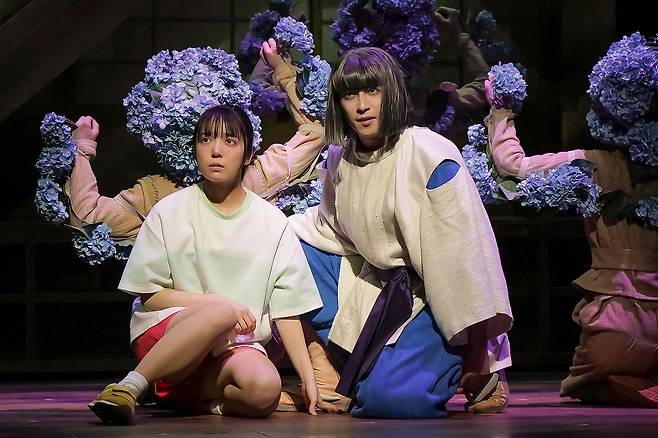 '센과 치히로의 행방불명'. '치히로'(왼쪽)는 '하쿠'오른쪽)의 도움을 받아 마녀 '유바바'의 온천장에서 일하게 된다. 사진 TOHO Theatrical Dept.