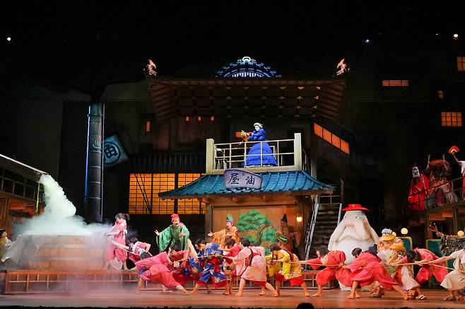 '센과 치히로의 행방불명'의 온천장 직원들 모습 . 사진 TOHO Theatrical Dept.