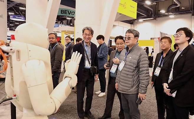 이수그룹 김상범 회장이 CES 2026에서 피지컬 AI 기업 부스를 둘러보고 있다. 김상범 회장(오른쪽 세번째) ㈜이수 김세민 대표이사(오른쪽 첫번째)
