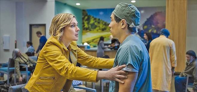 애플티비 드라마 ‘플루리부스:행복의 시대’ 스틸컷. IMDb