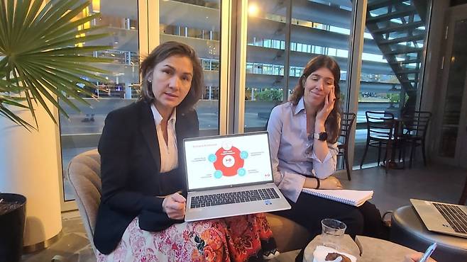 나오미 베르스트라텐 브레인포트 최고경영자(좌)가 '트리플 헬릭스' 모델에 대해 설명하고 있다.  /에인트호번=강경주 기자