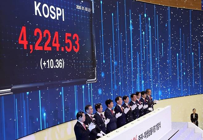 지난 2일 서울 여의도 한국거래소 서울사옥 종합홍보관에서 열린 2026년도 증권·파생상품시장 개장식에서 참석자들이 기념촬영을 하고 있다. 사진=뉴스1