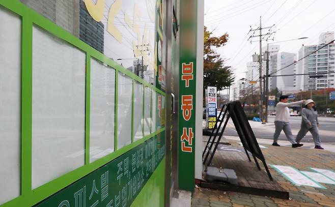 노원구 수락산역 인근 한 부동산 안내판이 비어 있다. / 사진=연합뉴스