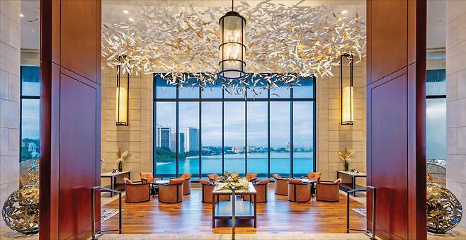 전 객실에 발코니를 갖춘 괌 더 츠바키 타워는 휴식을 중시하는 허니문·베이비문 여행자들에게 새로운 대안으로 각광받고 있다. 사진은 호텔 로비.  더 츠바키 괌 제공