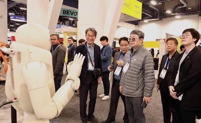 이수그룹 김상범 회장이 CES 2026에서 피지컬 AI 기업 부스를 둘러보고 있다. 김상범 회장(오른쪽 세번째), 김세민 이수 대표이사(오른쪽 첫번째)