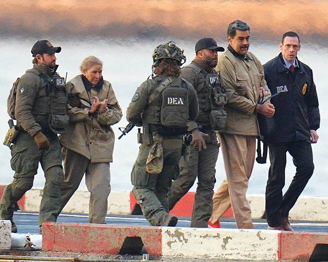 맨하튼 연방법원으로 후송되는 마두로와 그의 아내 실리아 플로레스  / 더 가디언