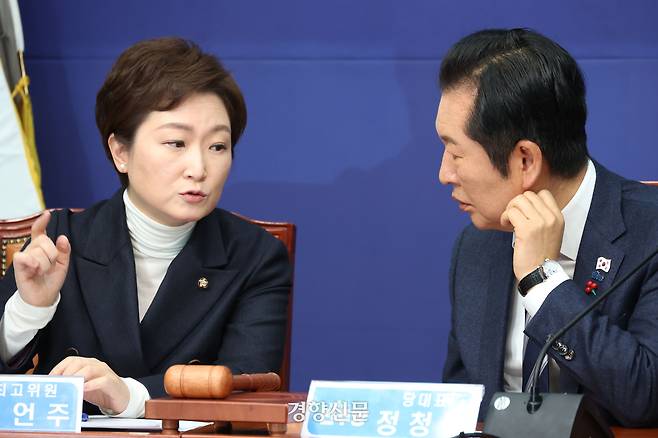 정청래 더불어민주당 대표(오른쪽)와 이언주 최고위원이 지난달 당 최고위원회의에서 이야기를 나누고 있다. 한수빈 기자