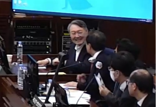 12·3 불법계엄 관련 내란 우두머리 혐의로 기소된 윤석열 전 대통령이 지난 13일 서울 서초구 서울중앙지법 417호 형사대법정에서 열린 결심공판에서 변호인들과 대화하며 웃고 있다. 서울중앙지법 제공