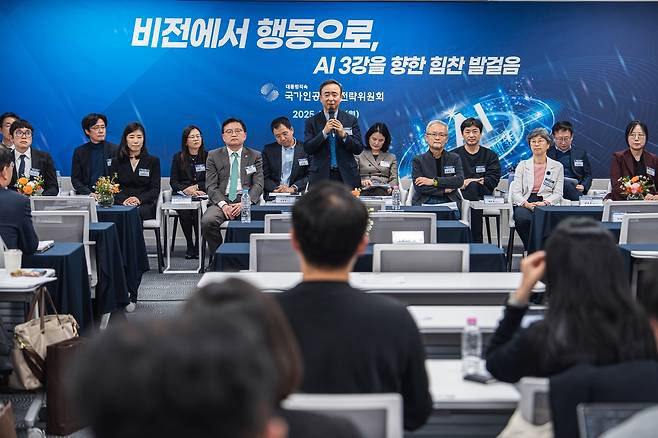 Standing Vice Chair Lim Mun-yeong (center) and members of the Presidential Council on National Artificial Intelligence Strategy participate in a press conference on Dec. 15 in Seoul. (Presidential Council on National Artificial Intelligence Strategy)