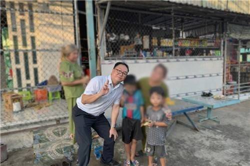 A South Korean consular official dispatched from the Consulate General of the Republic of Korea in Ho Chi Minh City poses with local children during a visit to confirm the safety of a South Korean school-age child living in Vietnam. (The Gyeongnam Provincial Police Agency)