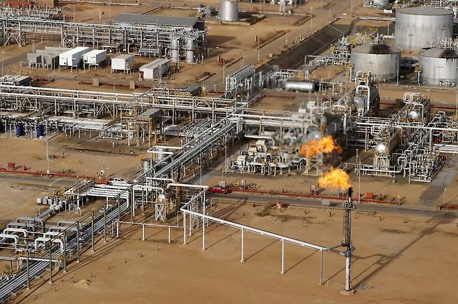 A flame burning natural gas is seen at an heavy-crude treatment plant operated by Venezuela's state oil company PDVSA, in the oil rich Orinoco belt, near Cabrutica at the state of Anzoategui on April 16, 2015. [REUTERS/YONHAP]