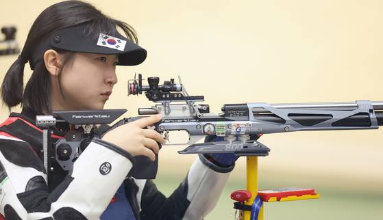 Shooter Ban Hyo-jin prepares to shoot during a training session before a match at Changwon International Shooting Range in Changwon, South Gyeongsang on Oct. 11, 2024. [YONHAP]