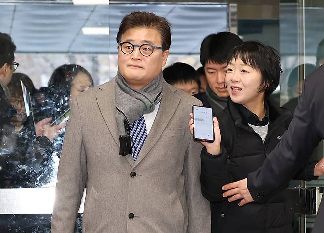 Special counsel Park Eok-su, left, attends a sentencing hearing for former President Yoon Suk Yeol at the Seoul Central District Court in Seocho District, southern Seoul, on Jan. 13. [NEWS1]