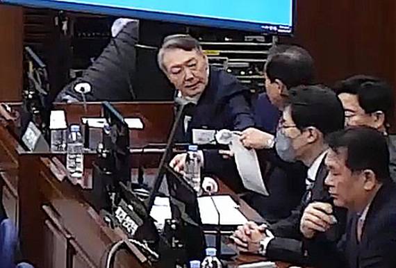 Defendants facing charges of leading an insurrection, including former President Yoon Suk Yeol, center back, are seen during a hearing at Seoul Central District Court in Seocho District, southern Seoul, on Jan. 9. [SEOUL CENTRAL DISTRICT COURT]