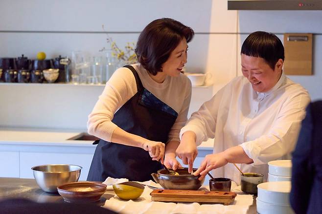 First lady Kim Hea Kyung, left, and chef Noh Yeong-hee cook together at a convention center in Nara Prefecture, Japan on Jan. 13. [BLUE HOUSE]