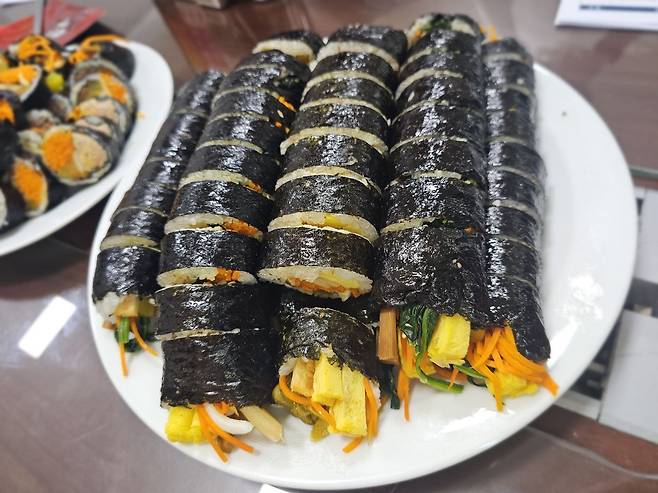 Gimbap made by first lady Kim Hea Kyung and given to presidential security and Blue House staff on September last year. [JOONGANG ILBO]
