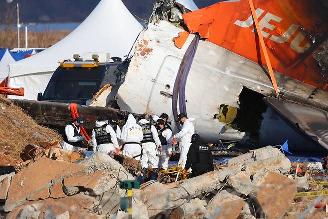 Police special operations officers and forensic investigators conduct final search operations at the crash site of a Jeju Air passenger plane at Muan International Airport in South Jeolla on Jan. 4, 2025, seven days after the deadly accident. [YONHAP]