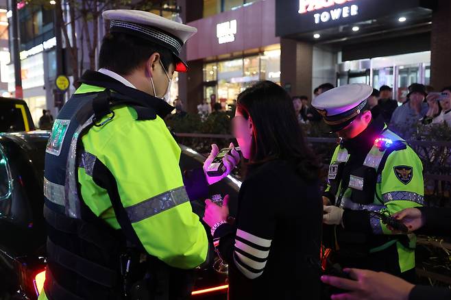 Police conduct a sobriety check near Gangnam Station Intersection in southern Seoul on Nov. 7, 2025. [YONHAP]