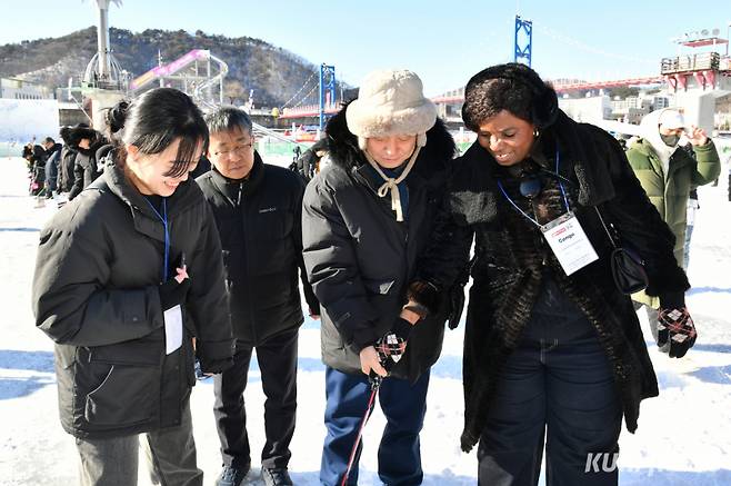 주한 외교관들로 구성된 외교 사절단이 지난 13일 화천산천어축제장을 방문해 K-윈터 페스티벌의 진수를 만끽했다(화천군 제공)
