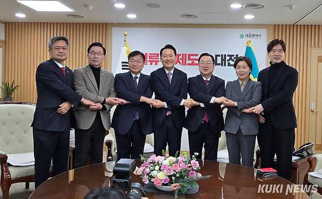 장동혁 국민의힘 대표와 이장우 대전시장, 정점식 정책위의장, 김장겸 당 대표 정무실장, 박성훈 수석 대변인, 양향자 국회의원이 14일 대전시청을 방문에 화합을 상징하고 있다. 사진=명정삼 기자