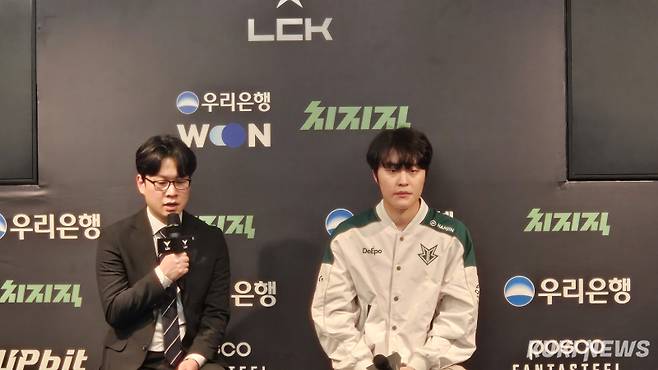 (왼쪽부터) 김상수 브리온 감독과 ‘기드온’ 김민성이 14일 서울 종로구 치지직 롤파크에 위치한 LCK 아레나에서 열린 디플러스 기아와의 ‘2026 LCK컵’ 경기가 끝난 뒤 기자회견에 참석하고 있다. 송한석 기자