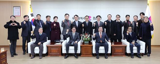 박형준(앞줄 왼쪽 두 번째) 부산시장과 박상철(앞줄 오른쪽 두 번째) 부기총 대표회장이 13일 부산시청 의전실에서 대담을 마친 뒤 부기총 임원단들과 함께 기념촬영을 하고 있다.