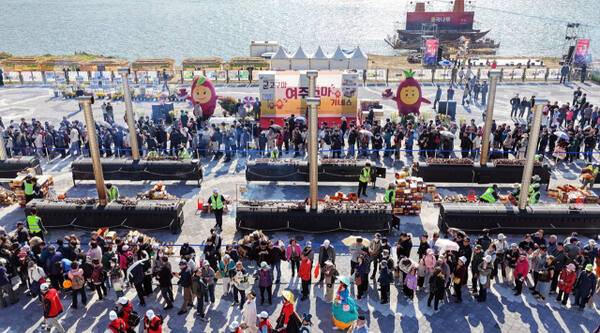 2025년 오곡나루축제장 남한강변에 마련된 여주고구마축제 무료나눔 체험장 전경. 여주시 제공