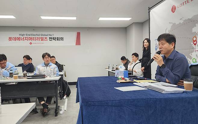 김연섭 롯데에너지머티리얼즈 대표가 지난 13~14일 양일간 익산공장에서 개최된 글로벌 전략회의에서 발언하고 있다. 롯데에너지머티리얼즈