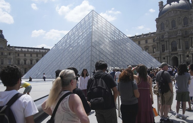 루브르 박물관 앞에 긴 대기줄이 늘어서 있다. [AP 연합뉴스]