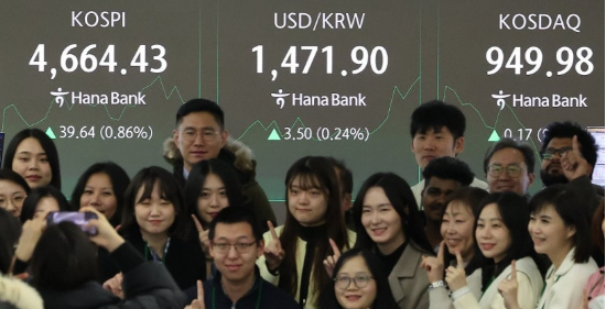 13일 오전 서울 중구 하나은행 딜링룸 현황판 앞에서 해외 현지 직원들이 기념촬영을 하고 있다. (사진=연합뉴스)