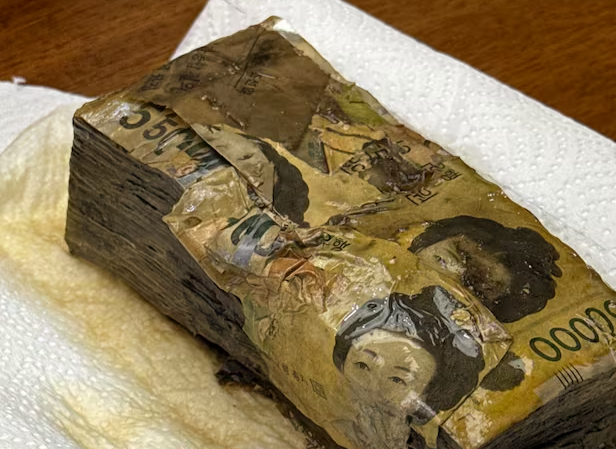 습기에 눌어붙은 5만 원짜리 돈뭉치. 한국은행