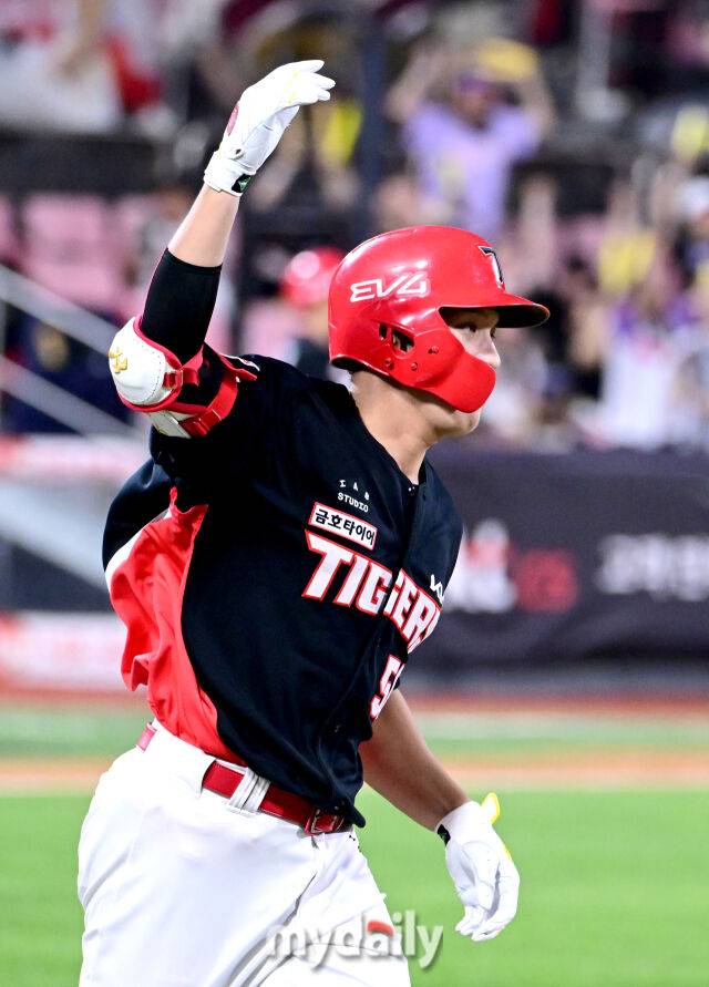 2025년 8월 29일 오후 경기도 수원KT위즈파크에서 열린 '2025 신한 SOL뱅크 KBO 리그' KIA 타이거즈와 KT 위즈의 경기 KIA 오선우가 6회초 1사 1.2루서 3점 홈런을 친 뒤 기뻐하고 있다./마이데일리