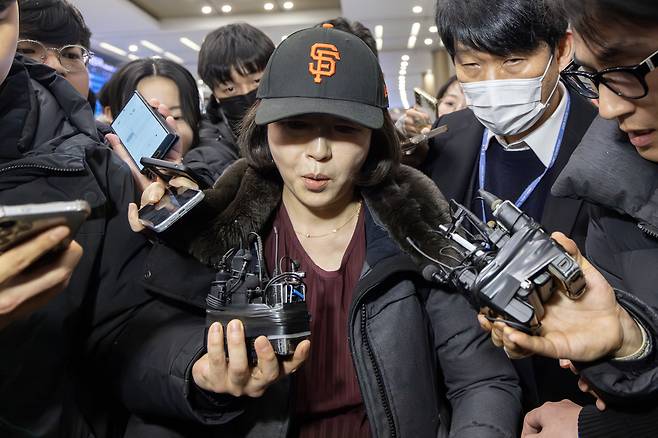 2022년 지방선거 국면에서 더불어민주당 소속이던 강선우 의원에게 ‘공천헌금’ 1억원을 전달한 의혹을 받는 김경 서울시의원이 11일 인천국제공항 1터미널을 통해 입국하고 있다. [연합]