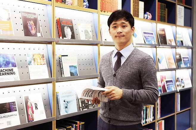 한국인 최초로 클라우드 네이티브 컴퓨팅 재단(CNCF)이 수여하는 CNCF 커뮤니티 어워즈 2025를 수상한 ETRI 손석호 전문위원.  [ETRI 제공]