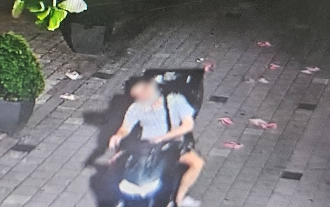 강남 일대 불법 전단지 배포 장면 [서울경찰청 제공]