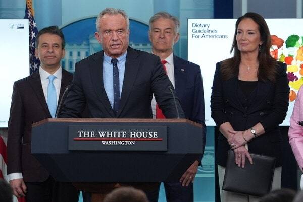 미국 워싱턴 DC 백악관에서 로버트 F. 케네디 주니어(왼쪽 두 번째) 보건복지부 장관이 새로운 ‘미국인을 위한 식단 지침’을 발표하고 있다. [AP]