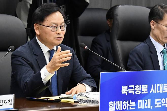 김성범 해양수산부 장관 직무대행이 14일 해양수산부 본관 대회의실에서 열린 ‘해양수산부 산하 공공기관 업무보고’에서 발언하고 있다. [연합]