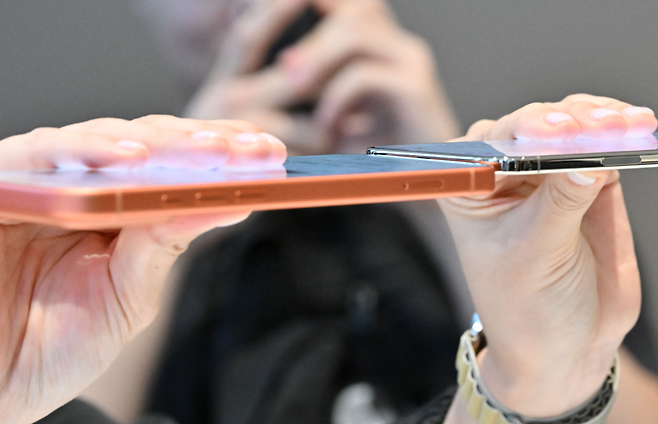 서울 중구 명동 애플스토어를 찾은 한 고객이 아이폰17 프로와 에어 제품을 비교하고 있다. 임세준 기자